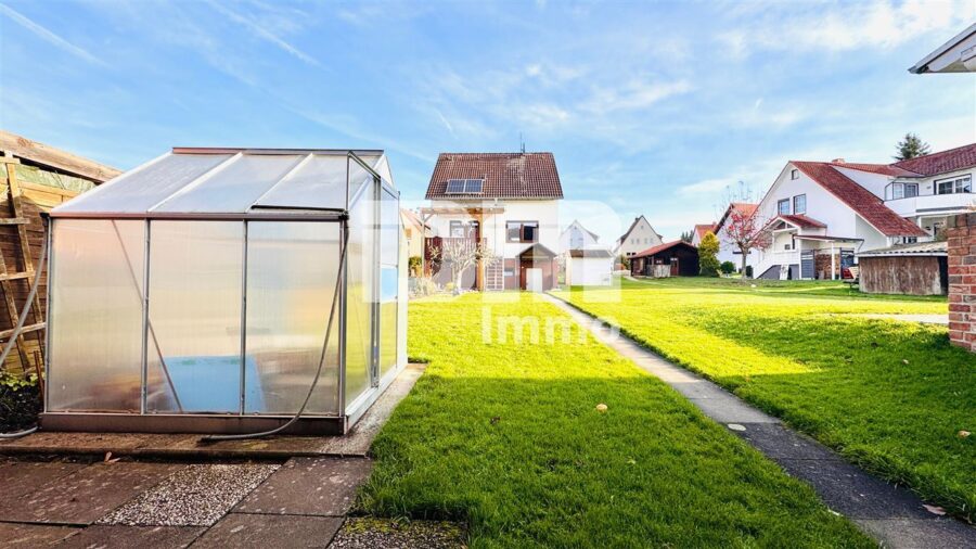 Geplegtes Einfamilienhaus mit 2 Nebengebäuden, Garten und überdachtem Freisitz - Gartenbereich / Gewächshaus